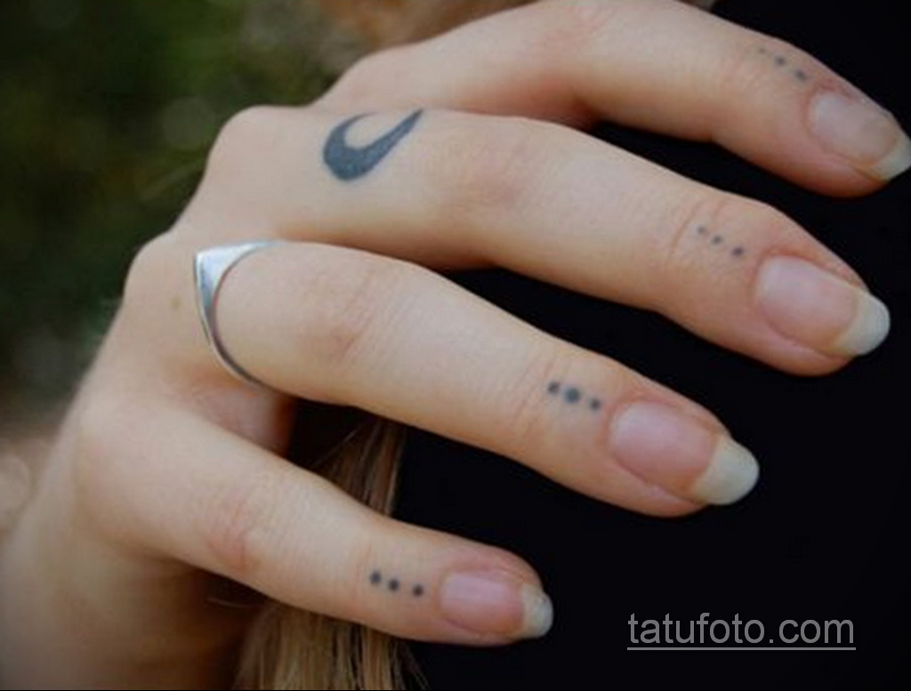 Татуировки три точки на пальце