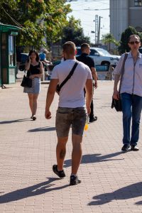 Фото тату на лодыжке мужчины. Чёрный рисунок, предположительно, в виде узора или символа, выполнен в минималистичном стиле.