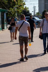Фото тату на лодыжке мужчины. Чёрный рисунок, предположительно, в виде узора или символа, выполнен в минималистичном стиле.