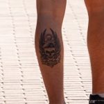 Армейская тату череп в берете с якорем и крыльями на ноге парня – морская пехота 17.09.2020 – tatufoto.com 4