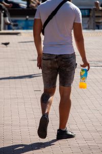 Фото татуировки на икре мужчины, изображающей детализированный рисунок, предположительно, череп. Детализированный рисунок татуировки.