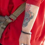 Байкерская тату с черепом на руке колоритного мужчины с чубом как у казака –Уличная татуировка (street tattoo)–22.09.2020–tatufoto.com 5