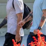 Фото тату на руке мужчины с темной татуировкой в геометрическом стиле. Рисунок татуировки расположен на предплечье.