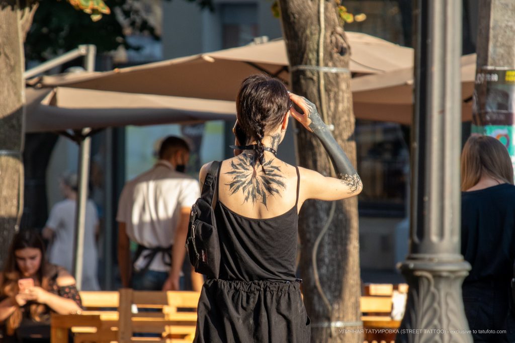 Блекворк тату с сухими ветками дерева на руке девушки --Уличная тату-street tattoo-21.09.2020-tatufoto.com 1