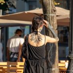 Блекворк тату с сухими ветками дерева на руке девушки --Уличная тату-street tattoo-21.09.2020-tatufoto.com 1