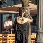 Блекворк тату с сухими ветками дерева на руке девушки --Уличная тату-street tattoo-21.09.2020-tatufoto.com 2