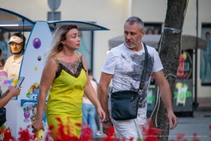 Фото пары, где у женщины татуировка на груди, а у мужчины на руке. Яркий и стильный образ с татуировками.