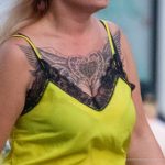 Большая татуировка с крыльями и сердцем на груди у женщины – 17.09.2020 – tatufoto.com 2