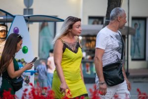 Фото татуировки на груди женщины, изображающей сердце с крыльями, выполненной в черно-серых тонах с кружевным узором. Детализированный рисунок татуировки.