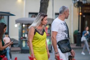 Фото тату на плече: детальный рисунок с цветами и кружевным узором, выполненный в ярких и нежных тонах. Женственная и привлекательная татуировка.