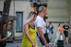 Фотография женщины с татуировкой на плече. Виден детализированный рисунок в технике blackwork.