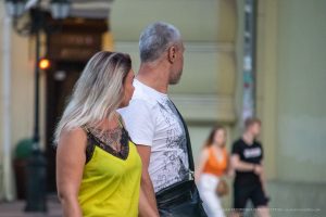 Фотография женщины с татуировкой на плече. Виден детализированный рисунок в технике blackwork.