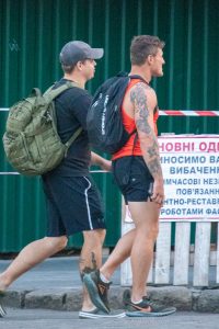 Фото татуировки розы на руке мужчины. Виден детализированный рисунок в стиле реализм.