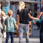 Браслет с цветами на левой руке девушки–Уличная татуировка (street tattoo)–22.09.2020–tatufoto.com 3