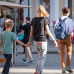 Браслет с цветами на левой руке девушки–Уличная татуировка (street tattoo)–22.09.2020–tatufoto.com 5