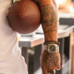 Взрослый колоритный мужчина с мячем для регби и брутальными татуировками – 17.09.2020 – tatufoto.com 3