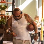 Взрослый колоритный мужчина с мячем для регби и брутальными татуировками – 17.09.2020 – tatufoto.com 4