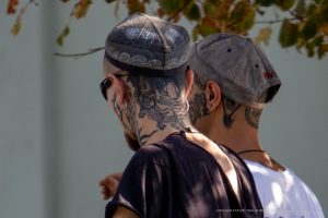 Фото тату: два мужчины с детализированными татуировками на шее в японском стиле, демонстрирующие мастерство тату-искусства.
