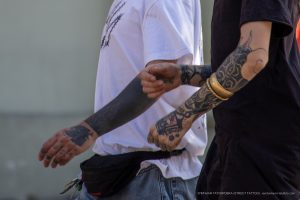 Фото тату: детализированные татуировки на руках двух мужчин в японском стиле, демонстрирующие мастерство тату-искусства.