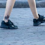 Девушка с красными цветами тату внизу ноги – 17.09.2020 – tatufoto.com 6