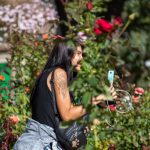 Девушка с тату фотографирует подругу у фонтана –Уличная татуировка (street tattoo)–22.09.2020–tatufoto.com 1