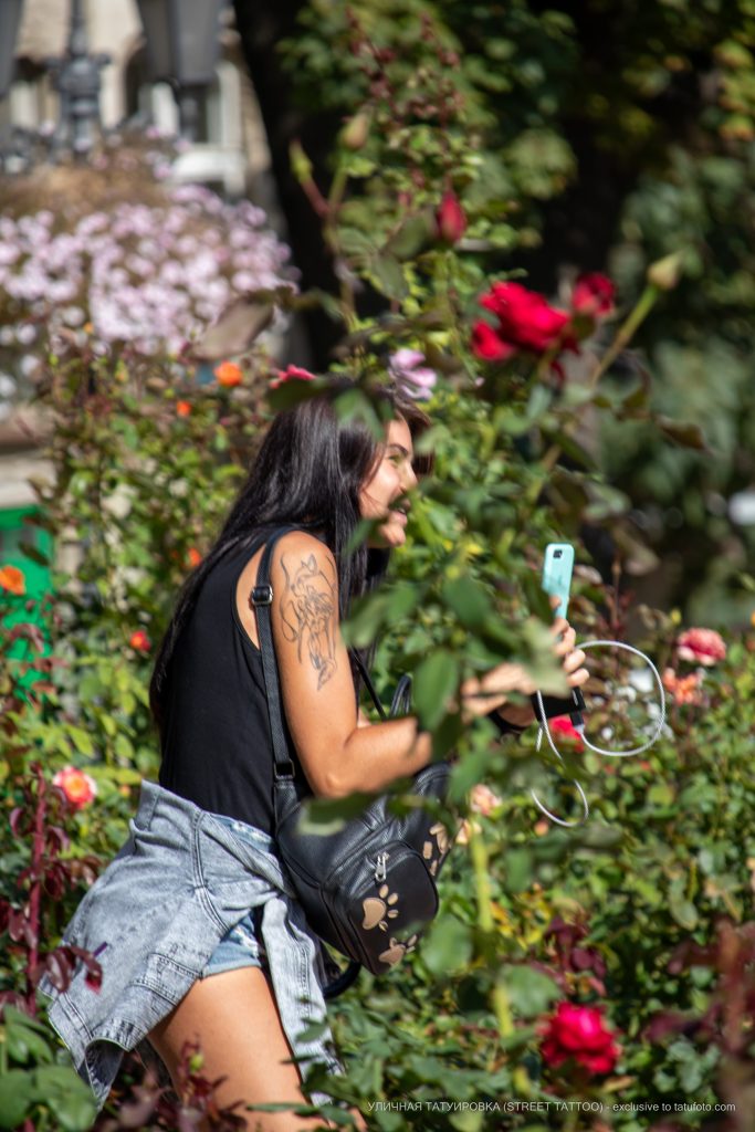 Девушка с тату фотографирует подругу у фонтана –Уличная татуировка (street tattoo)–22.09.2020–tatufoto.com 1