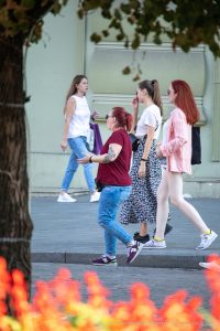 Фото тату: черно-белый рисунок льва на плече девушки. Детализированная проработка гривы, мощный и гордый вид, реалистичный стиль.