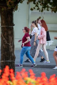 Фото тату: черно-белый рисунок льва на плече девушки. Детализированная проработка гривы, мощный и гордый вид, реалистичный стиль.
