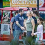 Фотография мужчины с татуировкой на руке, идущего рядом с женщиной на улице.