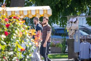 Фото татуировки: на плече мужчины изображен сложный геометрический орнамент, выполненный в черных тонах. Тату имеет этнические мотивы.