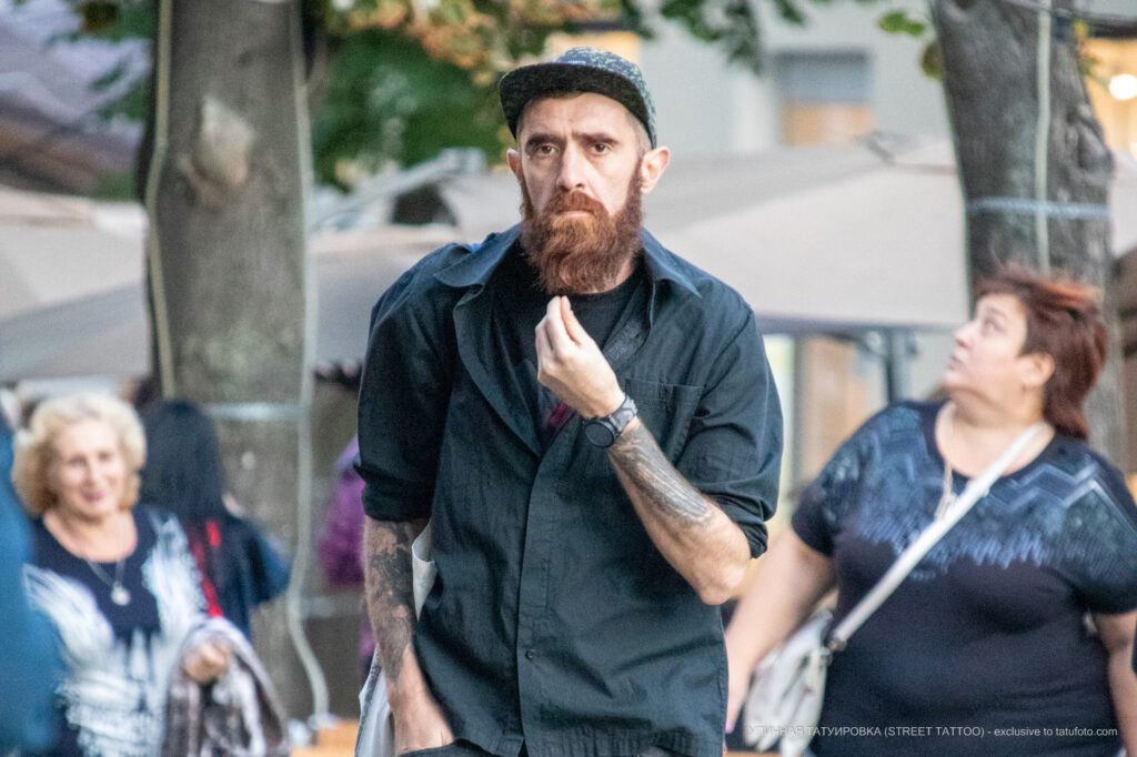 Колоритный мужчина с рыжей бородой и татуировками на руках – Уличная татуировка (street tattoo)-29.09.2020-tatufoto.com 5