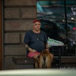 Колоритный мужчина с собакой и блекворк татуировками - Уличная татуировка 14.09.2020 – tatufoto.com 1