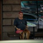 Колоритный мужчина с собакой и блекворк татуировками - Уличная татуировка 14.09.2020 – tatufoto.com 3