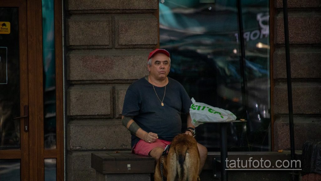 Колоритный мужчина с собакой и блекворк татуировками - Уличная татуировка 14.09.2020 – tatufoto.com 4