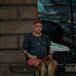 Колоритный мужчина с собакой и блекворк татуировками - Уличная татуировка 14.09.2020 – tatufoto.com 4