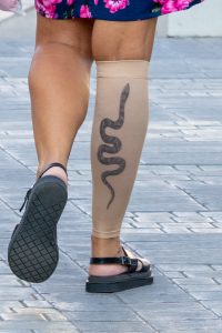 Компрессионный чулок с имитацией татуировки змея на ноге девушки -Уличная тату-street tattoo-21.09.2020-tatufoto.com 2