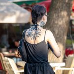 Красивая черная тату кругом на спине и шее девушки --Уличная тату-street tattoo-21.09.2020-tatufoto.com 1