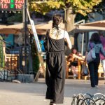 Фото тату сложного узора на спине девушки, выполненного в черно-белой гамме. Детализированный рисунок татуировки, привлекающий внимание своей графичностью.