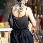 Красивая черная тату кругом на спине и шее девушки --Уличная тату-street tattoo-21.09.2020-tatufoto.com 2