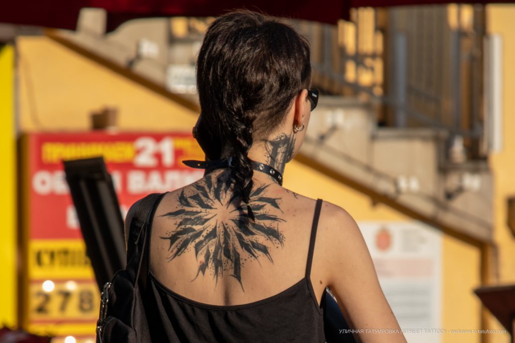 Красивая черная тату кругом на спине и шее девушки --Уличная тату-street tattoo-21.09.2020-tatufoto.com 3