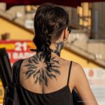 Красивая черная тату кругом на спине и шее девушки --Уличная тату-street tattoo-21.09.2020-tatufoto.com 3