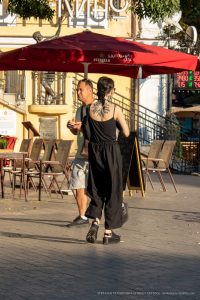 Фото тату сложного узора на спине девушки, выполненного в черном цвете. Оригинальный рисунок татуировки, привлекающий внимание своей детализацией.