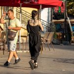 Фото тату сложного узора на спине девушки, выполненного в черно-белой гамме. Детализированный рисунок татуировки, привлекающий внимание своей графичностью.