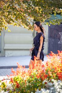Фото тату маленькой птички на плече девушки, выполненное в минималистичном стиле. Идеальный эскиз тату для любителей природы и свободы.