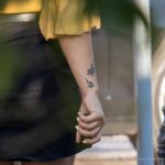 Маленькая тату с цветком на запястье девушки – 17.09.2020 – tatufoto.com 4