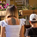Молодая мама с татуировкой цветы и геометрия на спине между лопаток – 17.09.2020 – tatufoto.com 7