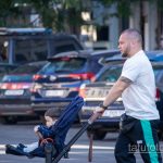 Молодой папа с тату на руке 1