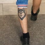 Молодой парень с заезженной татуировкой волка внизу ноги – 17.09.2020 – tatufoto.com 4