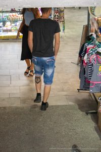 Фото тату волка на ноге мужчины. Татуировка выполнена в реалистичном стиле и выглядит мощно и выразительно.