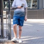 Молодой парень с татуировками на руках и ноге - Уличная татуировка 14.09.2020 – tatufoto.com 2